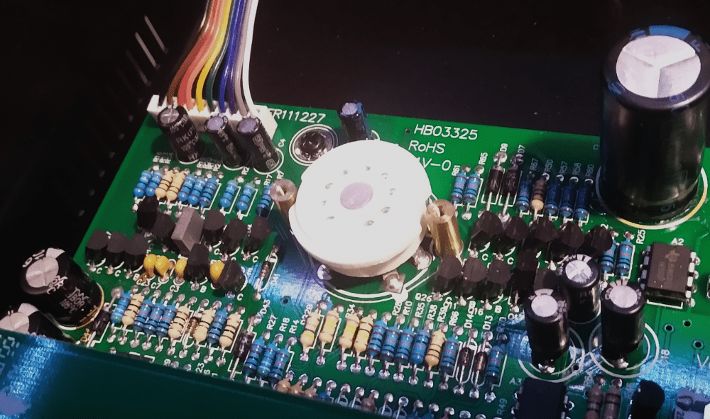 How To Replace Mic Preamp Tubes 8 How To Replace Mic Preamp Tubes - empty socket